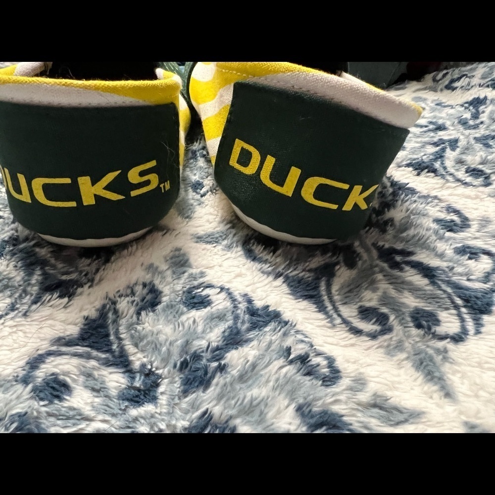 Oregon Ducks SZ M Women’s Shoes 7/8 Slip on Canvas Yellow Green Tom’s look alike - Picture 11 of 11
